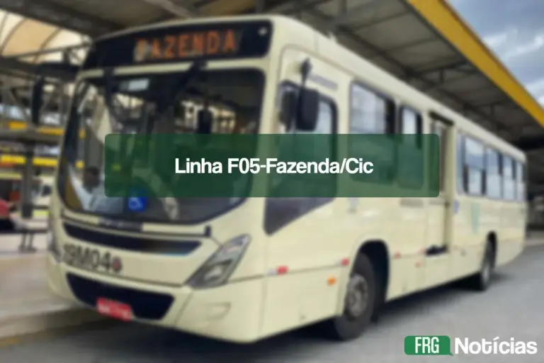 Um ônibus de transporte coletivo de cor creme, estacionado em um terminal coberto. No centro da imagem, há um retângulo verde semitransparente com o texto em branco: Linha F05-Fazenda/Cic. No canto inferior direito, aparece o logotipo FRG Notícias. O fundo mostra a estrutura metálica do terminal e outros veículos de forma desfocada.
