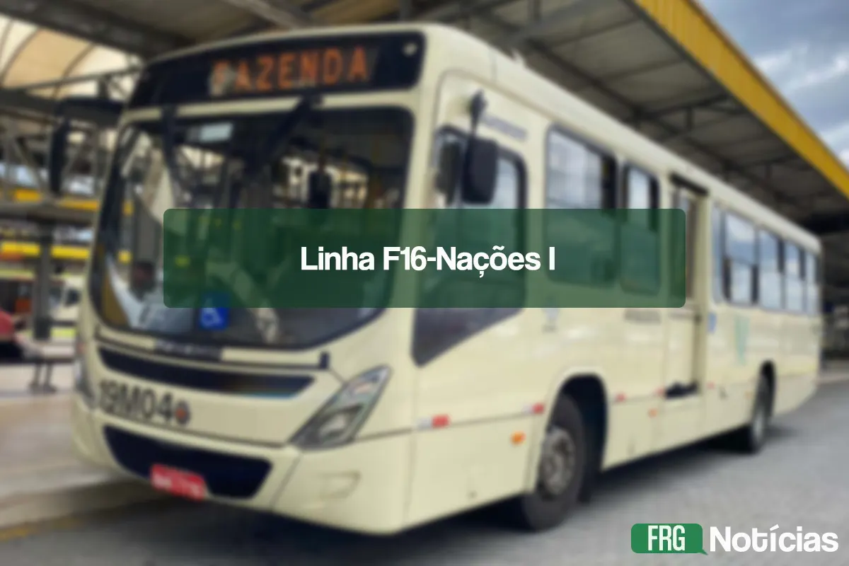 Fotografia em plano médio de um ônibus do transporte coletivo de Fazenda Rio Grande, cor bege/amarelo claro, com a identificação Linha F16-Nações I em um destaque verde centralizado. O ônibus está parado em uma plataforma coberta. No canto inferior direito, a logomarca do portal FRG Notícias. O letreiro digital do veículo exibe parcialmente a palavra FAZENDA.