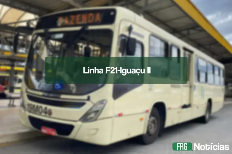 Um ônibus de transporte coletivo de cor creme, estacionado em um terminal coberto. No centro da imagem, há um retângulo verde semitransparente com o texto em branco: Linha F21-Iguaçu II. No canto inferior direito, aparece o logotipo FRG Notícias. O fundo mostra a estrutura metálica do terminal e outros veículos de forma desfocada.