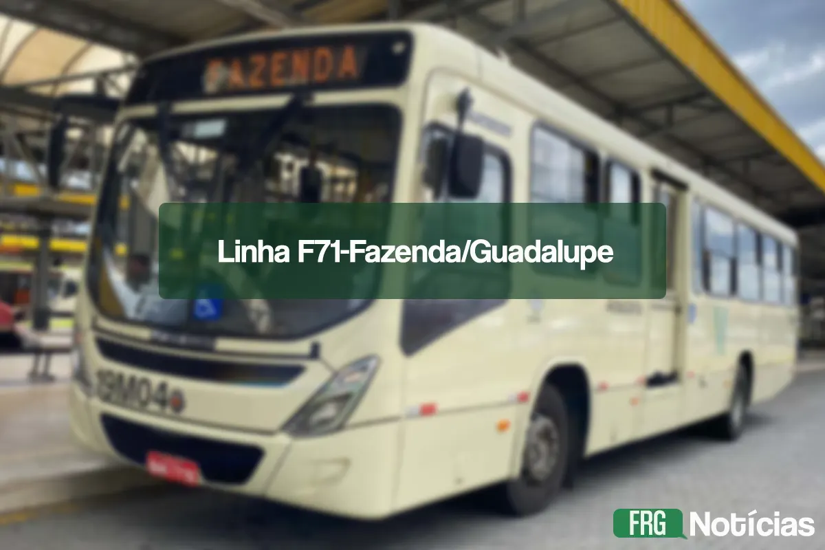Um ônibus de transporte coletivo de cor creme, estacionado em um terminal coberto. No centro da imagem, há um retângulo verde semitransparente com o texto em branco: Linha F71-Fazenda/Guadalupe. No canto inferior direito, aparece o logotipo FRG Notícias. O fundo mostra a estrutura metálica do terminal e outros veículos de forma desfocada.
