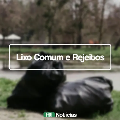 Imagem de um saco de lixo preto, grande e cheio, deitado na grama em um ambiente de parque desfocado. Sobre a imagem, há um retângulo branco vazado com o texto: 'Lixo Comum e Rejeitos'. Na parte inferior, o logotipo 'FRG Notícias'.