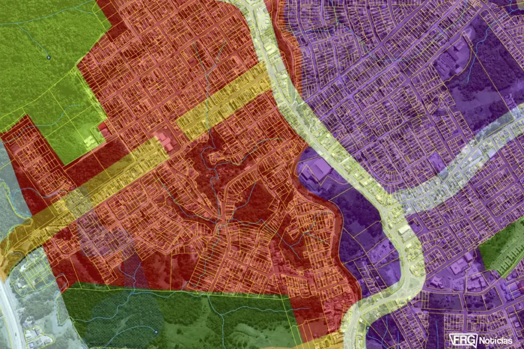 Mapa cartográfico digital da região Metropolitana exibindo um zoneamento urbano colorido sobreposto às vias e lotes, com áreas em tons de vermelho, roxo, verde e amarelo representando diferentes usos do solo e restrições ambientais.