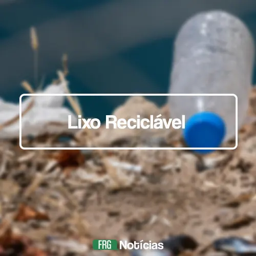 A imagem mostra uma garrafa de plástico transparente com tampa azul deitada sobre lixo e areia. No fundo desfocado, há vegetação. Centralizado, um quadro branco emoldura o texto Lixo Reciclável. Na parte inferior, o logotipo FRG Notícias.