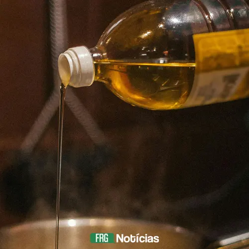 Close de uma garrafa PET despejando óleo de cozinha usado em um recipiente. O líquido é dourado e translúcido. No rodapé, a marca d'água FRG Notícias.