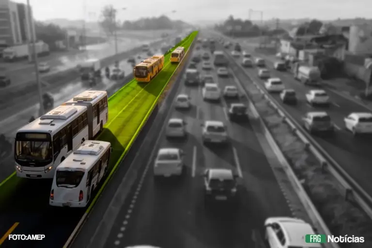 Montagem fotográfica sobre uma rodovia movimentada. Enquanto os carros aparecem em tons de cinza e desfocados, um corredor central exclusivo para ônibus é destacado em verde vibrante e iluminado. No corredor, veem-se ônibus articulados e convencionais em movimento. No canto inferior esquerdo, lê-se FOTO: AMEP e, no canto inferior direito, o logotipo FRG Notícias.