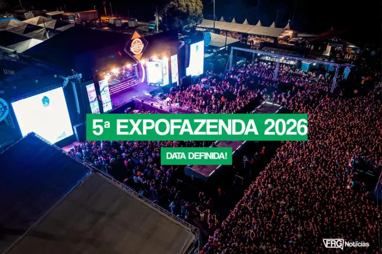 Vista aérea noturna de um show lotado com palco iluminado. Sobre a imagem, uma barra verde contém o texto 5ª EXPO FAZENDA 2026 e uma barra menor abaixo DATA DEFINIDA!. No canto inferior direito, a marca d'água FRG Notícias. Foto comemorativa da confirmação das datas da feira em Fazenda Rio Grande.