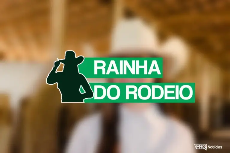 Logotipo gráfico verde com a silhueta de uma mulher de chapéu e o texto "RAINHA DO RODEIO" sobreposto a uma imagem desfocada de uma candidata da Expo Fazenda 2026. Arte do FRG Notícias.