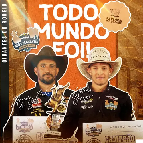 Os campeões do rodeio da Expo Fazenda 2025, Marcelo Pedro da Silva (Rodeio Cutiano) e Mateus Gaspar (Rodeio em Touros), posam com troféu e premiação do Duelo de Gigantes. Arte oficial com o logo da Prefeitura de Fazenda Rio Grande sobre fundo laranja.