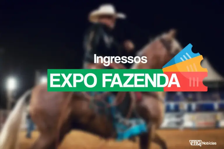 Capa de notícias do portal FRG Notícias para o evento Expo Fazenda em Fazenda Rio Grande. A imagem desfocada mostra um peão montando um cavalo em um rodeio noturno. Em primeiro plano, o título centralizado diz Ingressos EXPO FAZENDA em letras brancas sobre uma faixa verde e branca, acompanhado por um ícone de três ingressos coloridos (amarelo, azul e vermelho) à direita. O logotipo do FRG Notícias está no canto inferior direito.