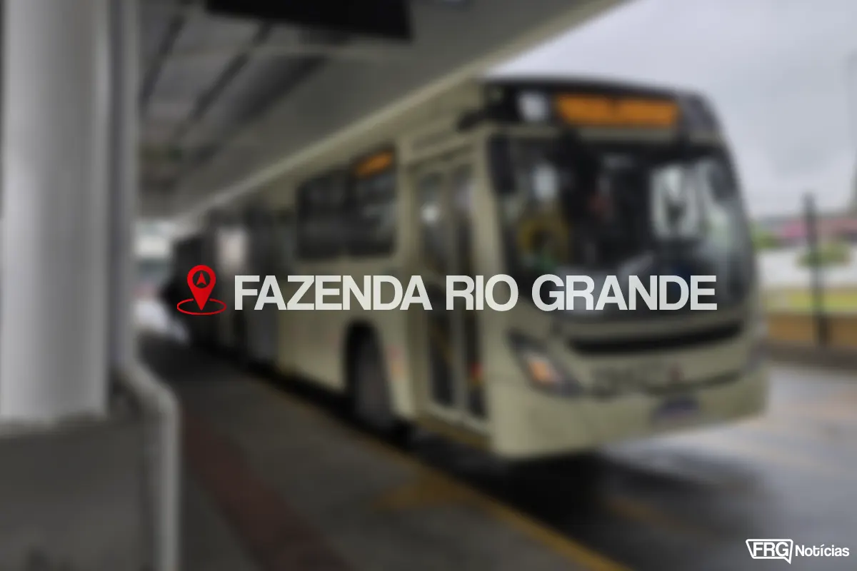 Ônibus metropolitano parado no Terminal de Fazenda Rio Grande com sobreposição de texto indicando a localização da cidade e logotipo do portal FRG Notícias.