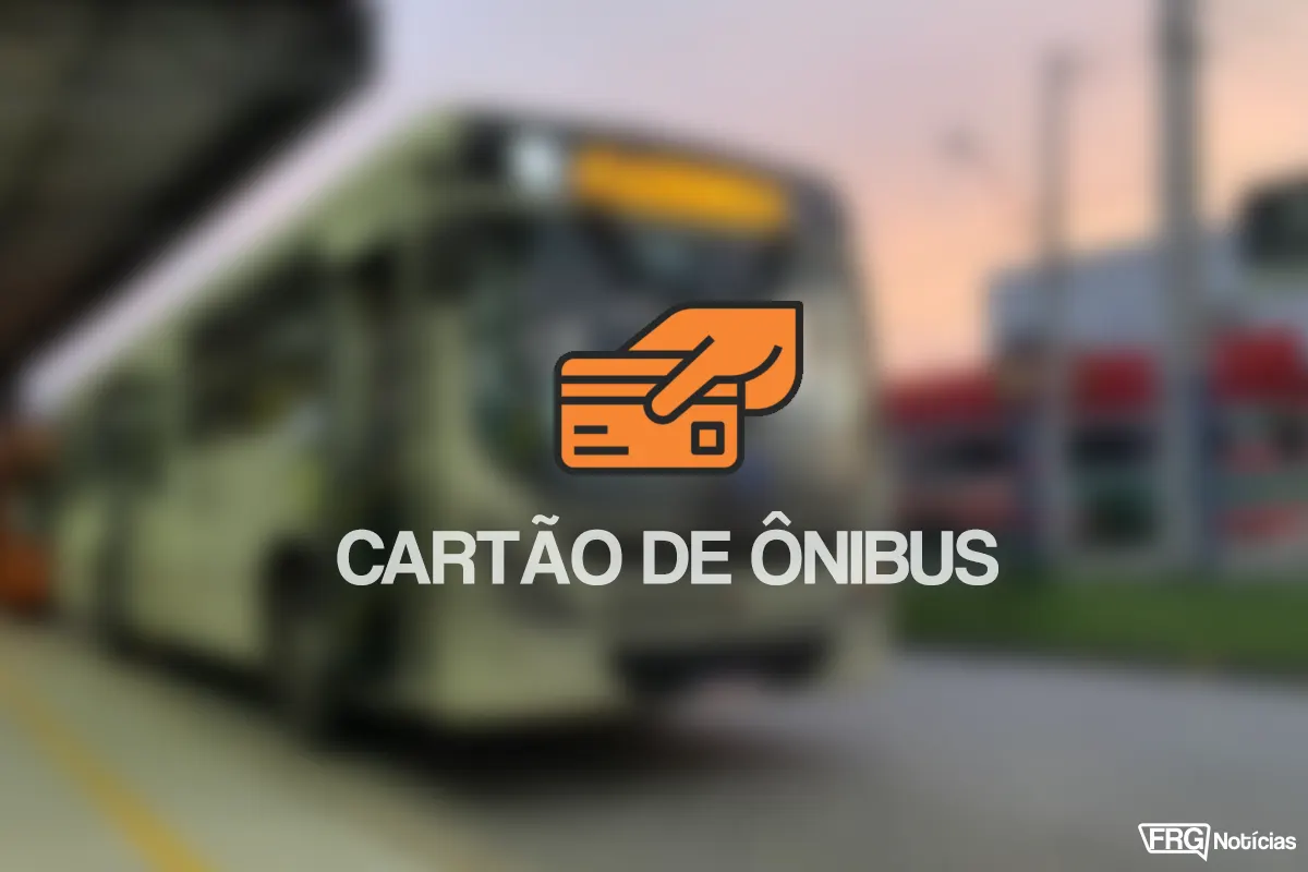 Ícone de uma mão segurando um cartão magnético sobreposto a uma imagem desfocada de um ônibus do transporte coletivo em um terminal, com o texto Cartão de Ônibus e a logomarca do portal FRG Notícias no canto inferior.