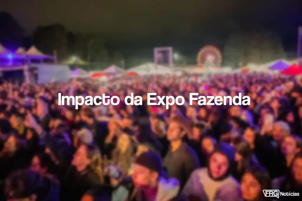 Multidão reunida durante a noite na Expo Fazenda em Fazenda Rio Grande, com roda-gigante e tendas ao fundo. O texto 'Impacto da Expo Fazenda' está sobreposto à imagem.